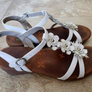 Baretrap flowered sandals size 9 white